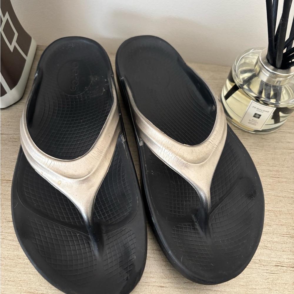 OOFOS Black and Silver Flip Flops Sandals Women’s 9!